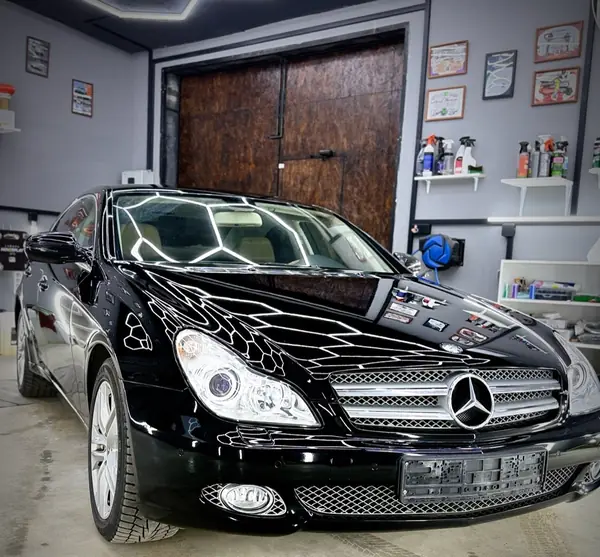 Чёрный Mercedes CLS в боксе