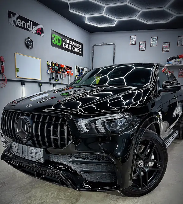 Чёрный Mercedes GLE AMG в боксе