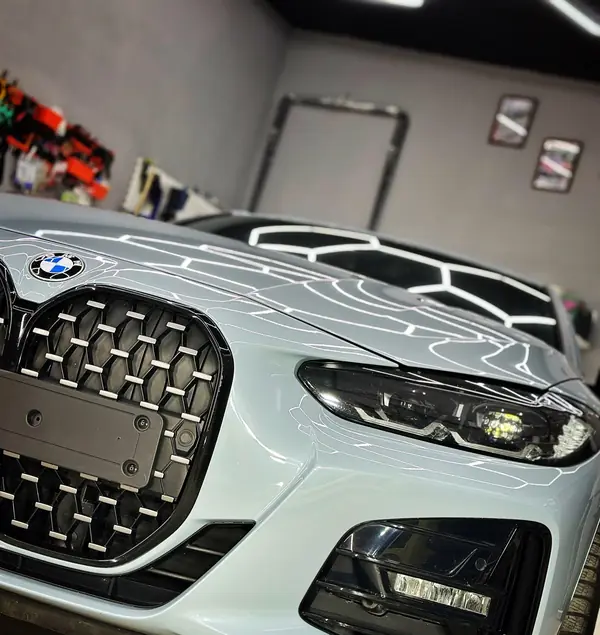 Серо-голубой BMW M440: решётка радиатора и фара