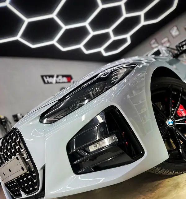 Серо-голубой BMW M440: фара и воздухозаборник бампера