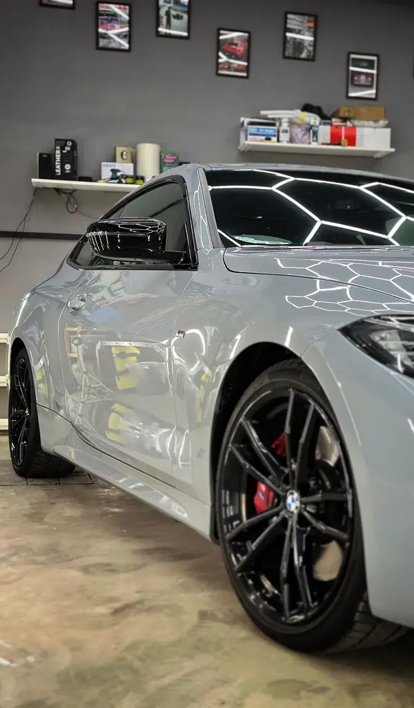 Серо-голубой BMW M440: бок и чёрный диск с красным суппортом