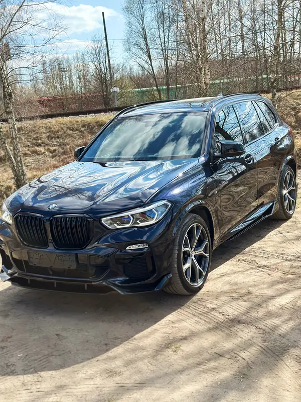 Тёмно-синий BMW X5 на улице после полировки